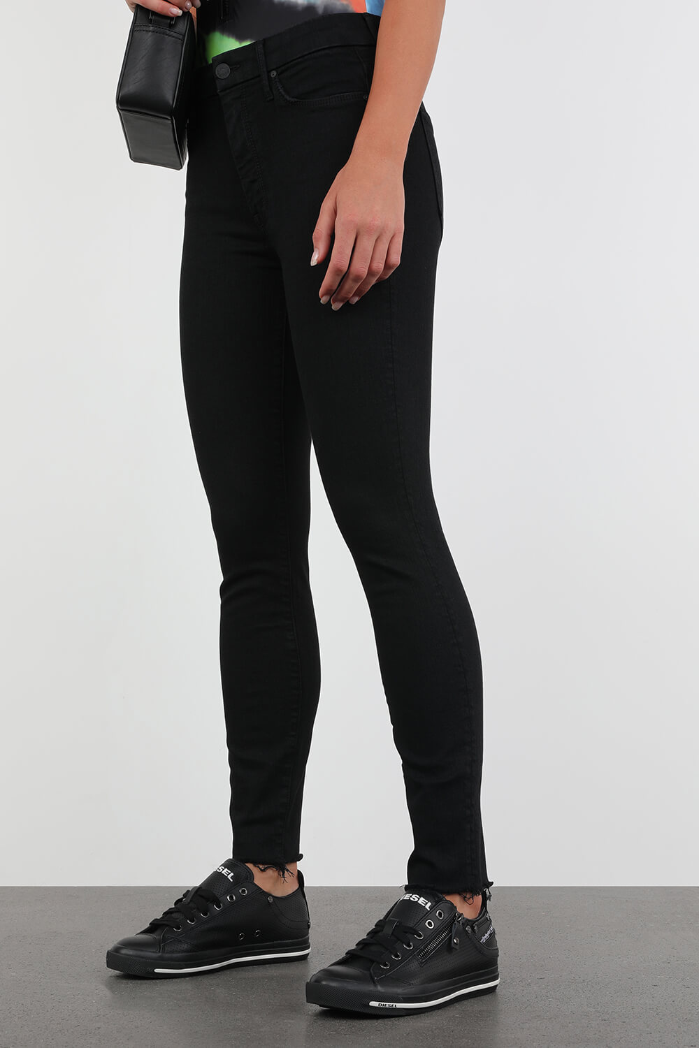 תמונת כל הלוק של Magnet Exposure Low Top Sneakers in Black